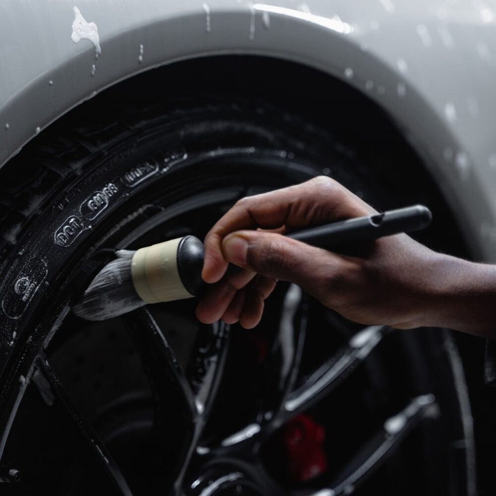Automobilio ratlankio valymas šepetėliu